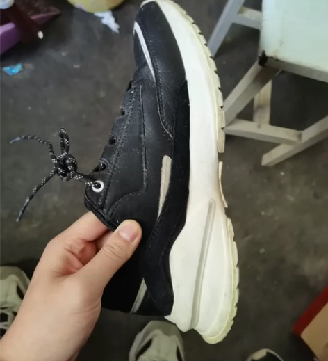 出一双特步鞋42码 黑色鞋太多了故出轻微穿...