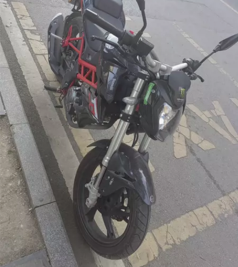 贝纳利红宝龙150。处理了。要得抓紧。新车...