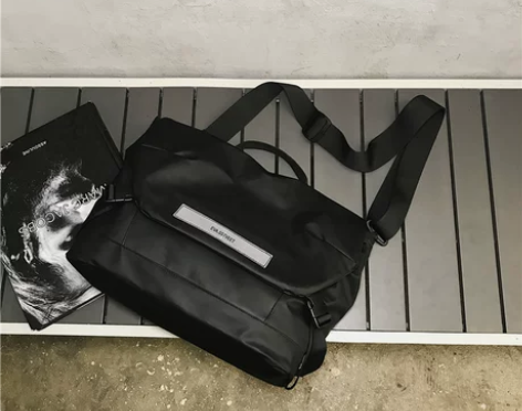 潮牌斜挎包日系男士邮差包大容量百搭斜跨单肩...