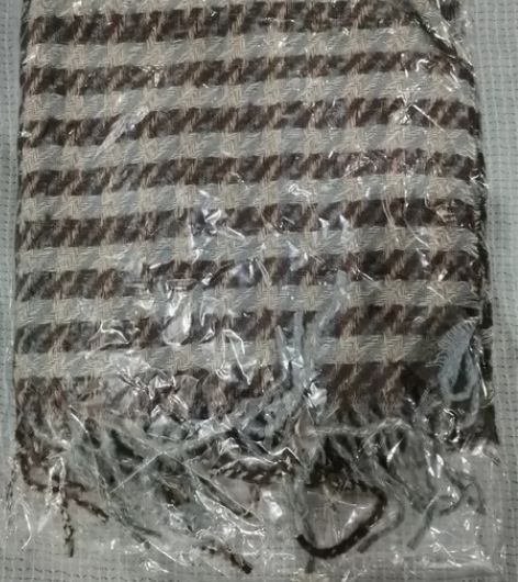 包邮出全新千鸟格围巾,很软糯,手感摸着含羊...
