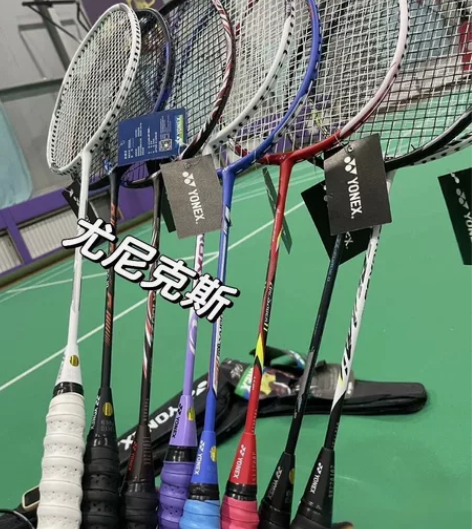 羽毛球馆不开了,转让全新尤尼克斯羽毛球拍,...
