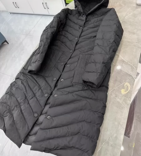 妈妈的服装店亏本清仓羽绒服 款式超级好看百...