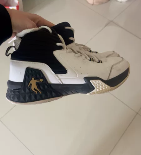乔丹高帮篮球鞋 打篮球用 没怎么穿过 沉...
