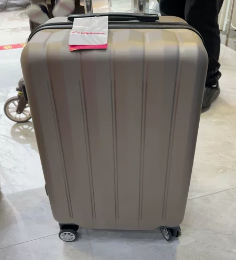买东西送的外交官旅行箱,放在杂物间比较久,...