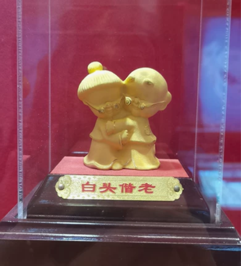 黄金工艺品摆件,送结婚,生日合适 感兴趣的...