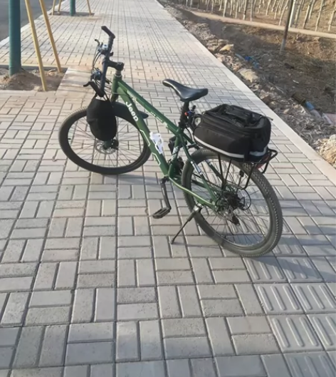 吉普牌越野自行车，性能色泽质量一切完好，骑...