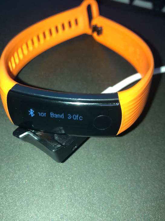 华为荣耀手环band 3，有充电底座。