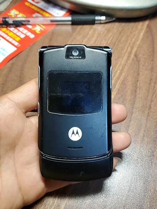 摩托罗拉v3成色如图,接打电话正常。备用收...
