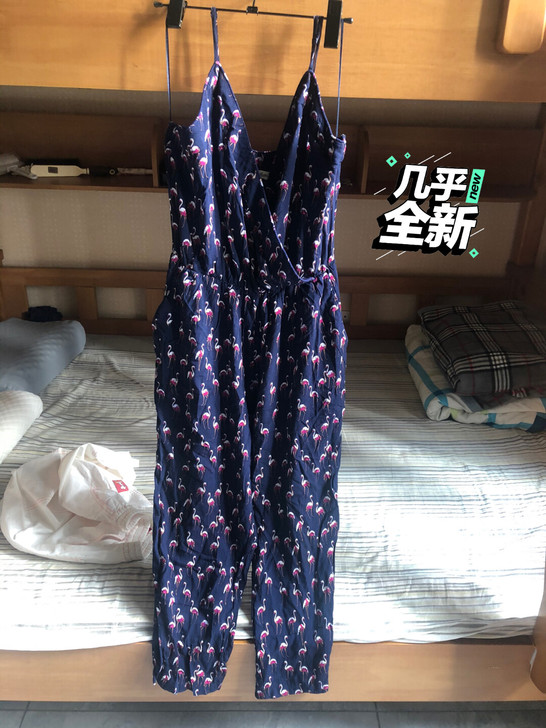 吊带连体裤，未穿，未洗，去年秋天入手，穿着...