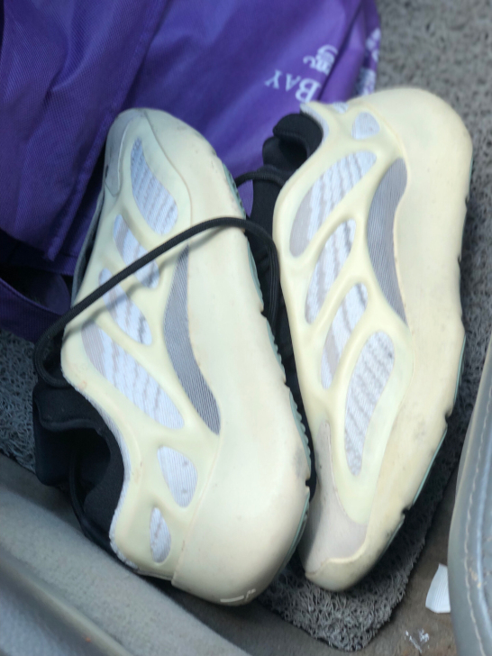 Adidas阿迪yeezy700v3异形休...