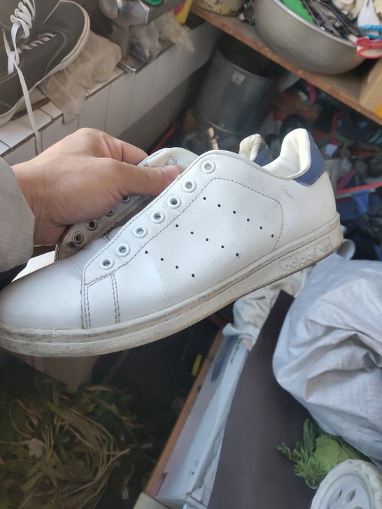阿迪达斯运动鞋，闲置，正品真皮面的。