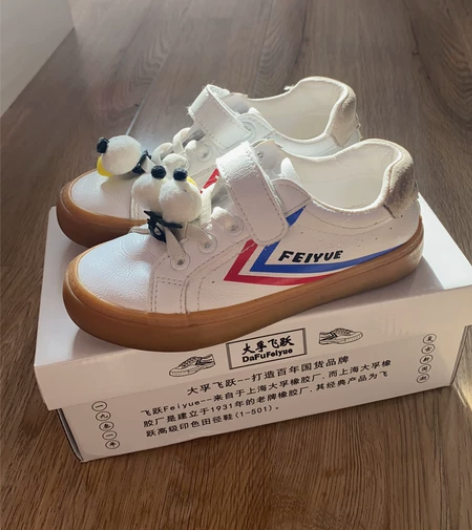 大孚飞跃 经典款 红蓝小白鞋,卡通眼睛装饰...