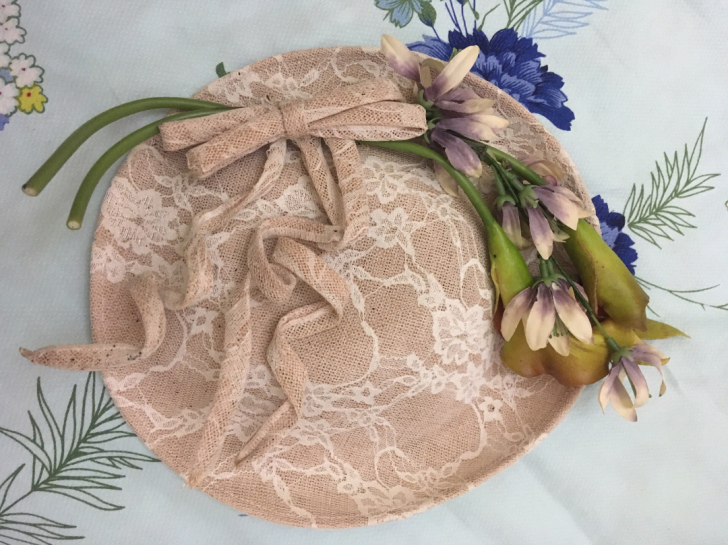 粉芋色网纱亚麻花朵礼帽 直径24cm