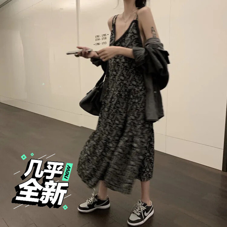 吊带碎花连衣裙，黑色，显瘦，穿过两次，很新