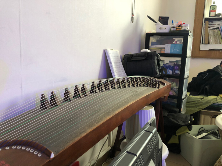 卖一架古筝,买的时候1400,最近要搬家,...