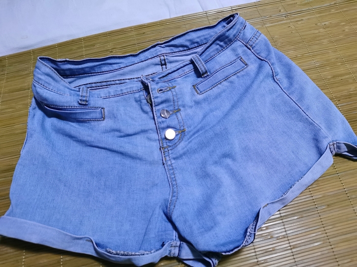 韩版三扣式浅色牛仔裤 XL码 面料柔软 穿...