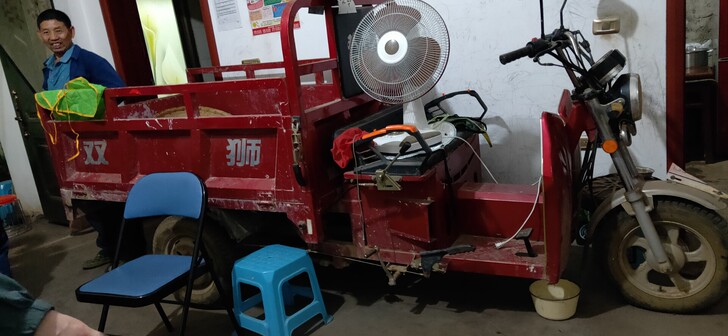 三轮摩托车，烧油的，很没有用到，用不到了，...