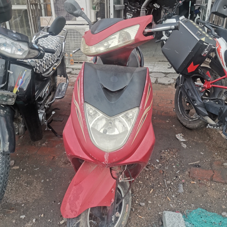 125踏板摩托车。给油就80迈,提速挺冲的...