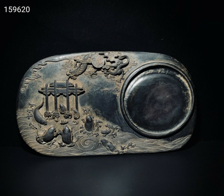 端砚,鲤鱼跳龙门。雕刻精细灵动逼真栩栩如生...