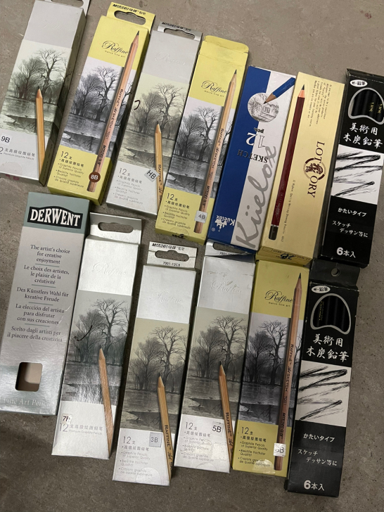 素描铅笔,盒子里数量不一,大概剩一半,打包...