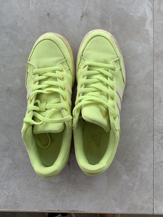 荧光色Adidas，适合夏天又百搭，九成新