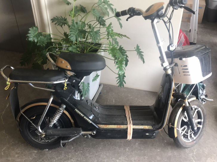新日电动车，炫琪，买的时候3200，有发票...