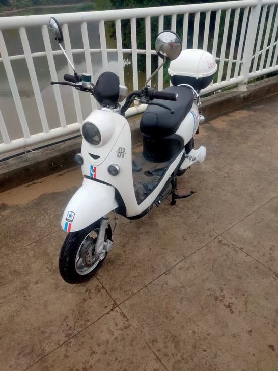 二手爱玛电动车,原价3000买的,才用一年...