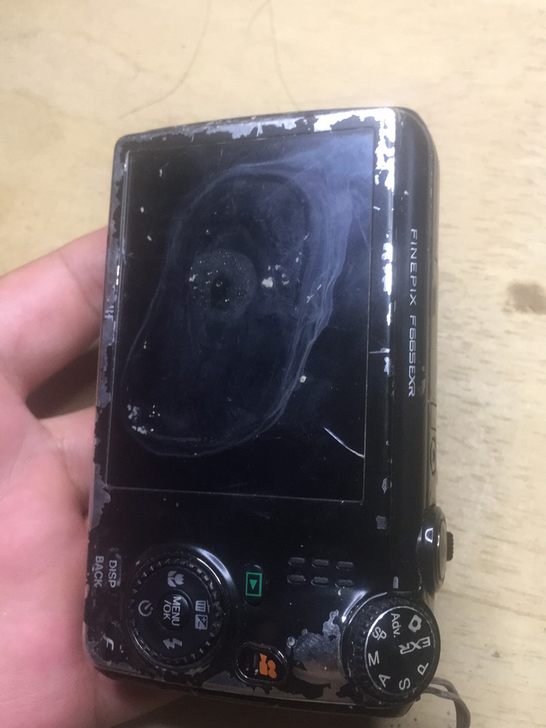 富士F665EXR相机，成色如图，屏幕被摔...