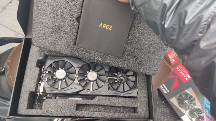 vega64 华硕rog猛禽游戏显卡 箱说...