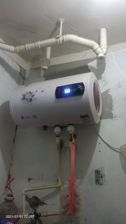 电热水器180元转，地址松江区泗泾镇城鸿路...