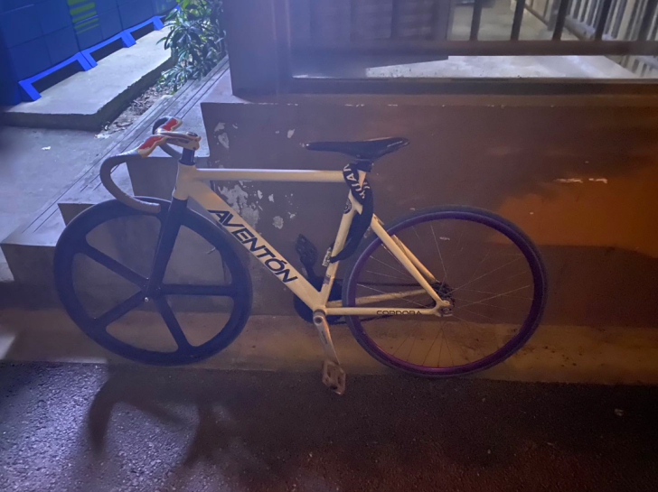 超帅的公路死飞,AV入门款铝架,巨轻。太久...
