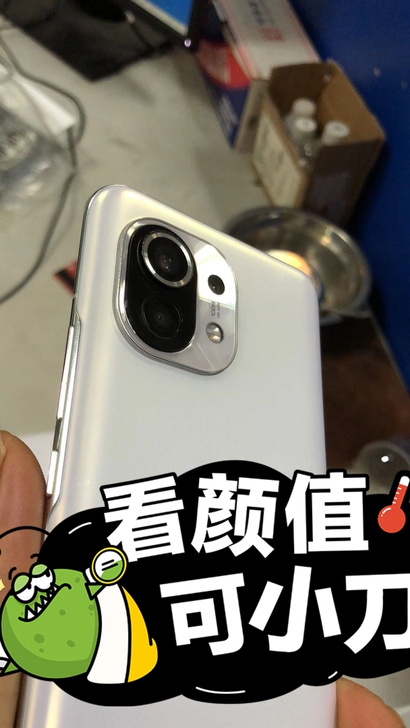 老婆用了两个月的小米11新机，屏幕跌烂了，...