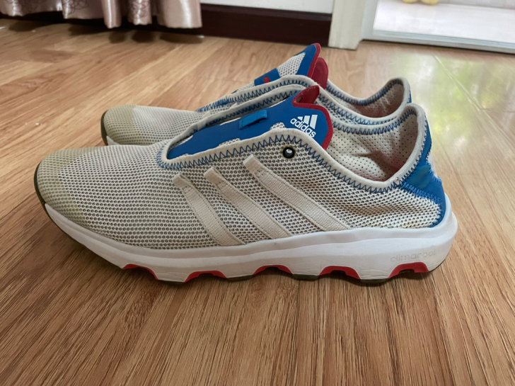 阿迪达斯运动鞋
