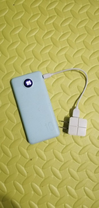 快速充电宝 一万毫安浅绿色 充电口有点小...