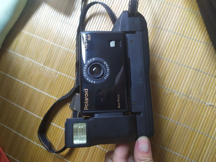 Polaroid/宝丽来折叠相机。