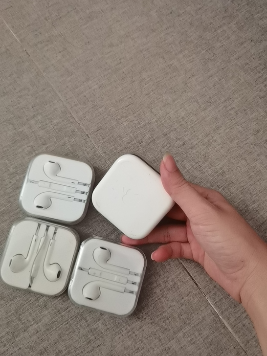 都是买手机剩下的，全新未用，苹果原装耳机