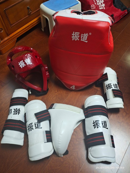 跆拳道全套护具，用过几次几乎全新，大小是4...