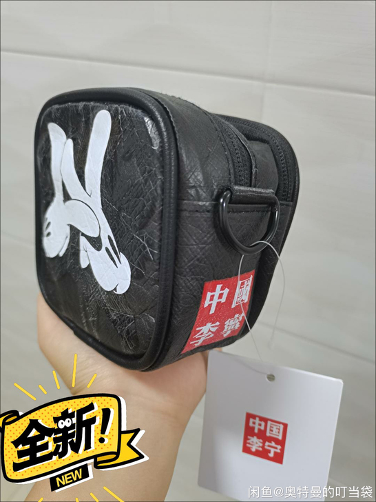潮牌斜挎包男士休闲日系新款小背包胸包女生潮...