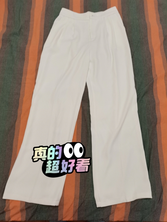 出两条只穿过一次的阔腿裤 一黑一白 后面是...