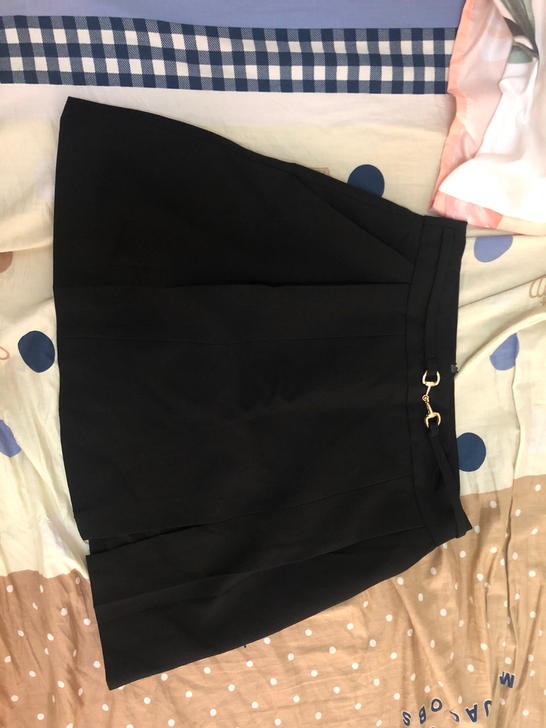 小金扣侧边开衩裙裤，背后隐形拉链