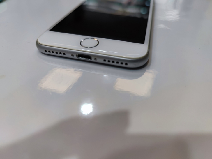 Iphone8国行64 已过保，刚换的新电...