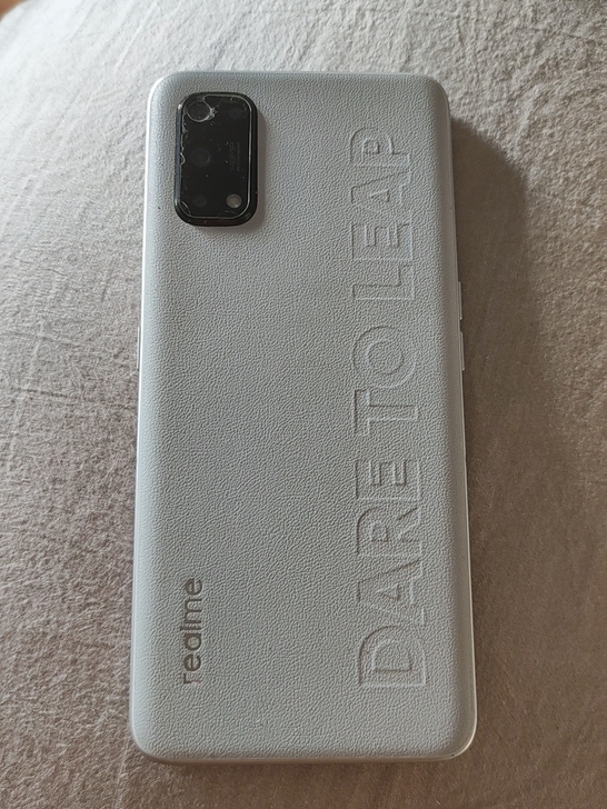 真我Q2Pro。完好，左下口有点小裂。 摄...