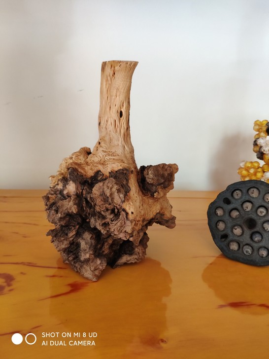 闲置实木花瓶。