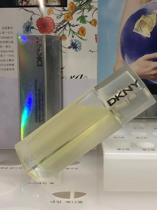 唐娜凯伦同名女士30ml量满,如图.有盒没...