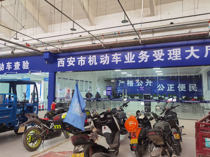 这么冷的天,大风吹着就是为了天气暖和的时候...