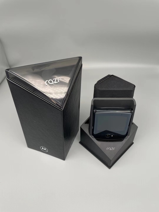 经典翻盖设计折叠屏 摩托罗拉Razr 5G