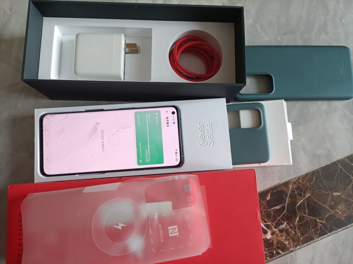 一加9Pro，箱说全，8+256，仅外屏裂...