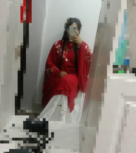 新旧程度 :外出穿过一次，衣服无破损，已清...