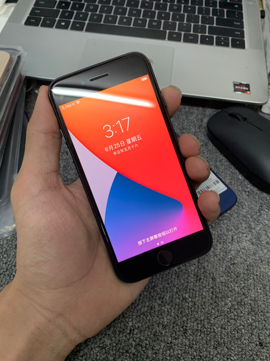 苹果 iPhones8代,黑色 。 64g