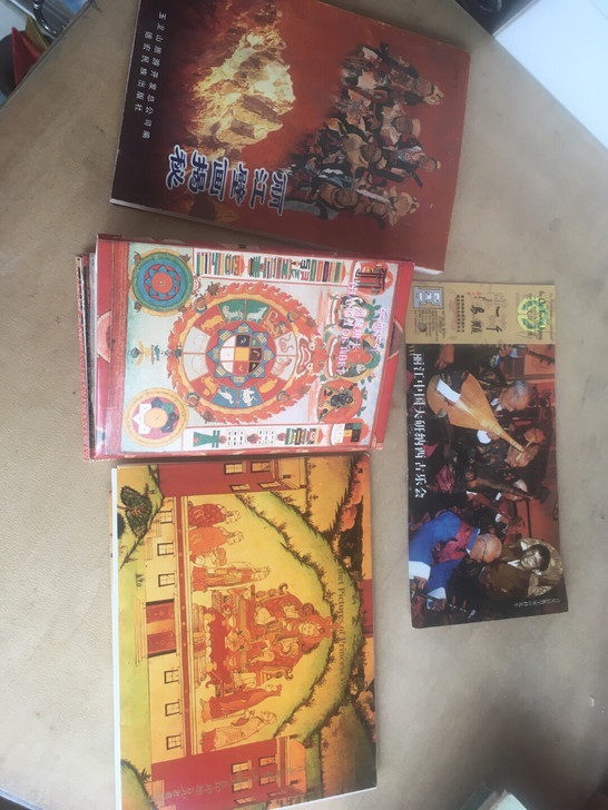 以前家里人旅游时买的丽江壁画揭秘书一本和二...